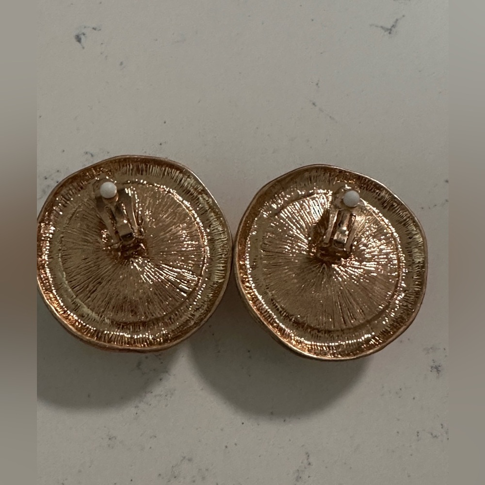 Elegant Gold and Cream Pearl Earrings clip on never used beauties - Picture 3 of 7